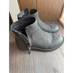 Black Ankle Boots with Zipper Closure, Casual Everyday Style‎ Ugg size 8 thumbnail 3