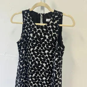 Calvin Klein Black White Polka Dot Sleeveless Shift Dress Size 4 Keyhole Back thumbnail 3
