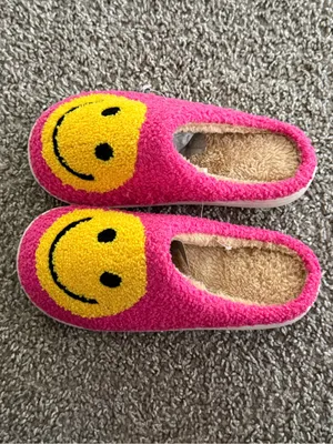 NEW Hot Pink Smiley Face Fuzzy Slippers Women’s S 5-6 Y2K Happy Face Lougewear thumbnail 7