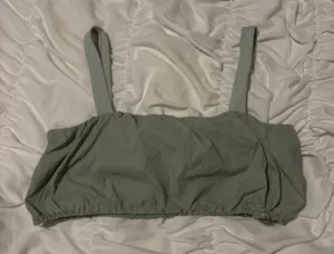 Small daily drills sage green bra top with sinches on the side Never worn #dailydrills #bra #athletic thumbnail 1