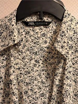 NWOT Zara Cream Floral V-Neck Tie-Side Blouse Size XS thumbnail 3