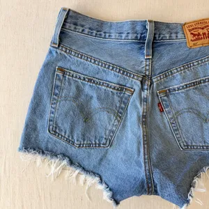 Levi's 501 Original Distressed Cut Off Denim Shorts Womens 27 Light Wash Blue thumbnail 6