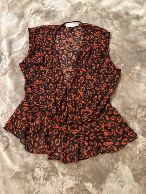 Astr Blouse Women’s Size M Black and Red Sleeveless V-Neck Peplum Blouse thumbnail 5