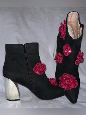 Betsey Johnson NWT Women Size 6 Finlee Black Suede Rose Metallic Ankle Boots thumbnail 7