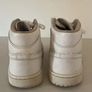 Air Jordan 1 Mid Triple White Women’s 8 Youth 8Y BQ6472-110 Leather Sneakers thumbnail 8