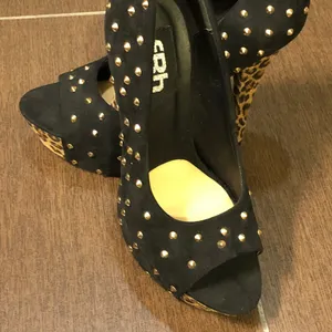 Size 8.5 beautiful platform heels Black thumbnail 1