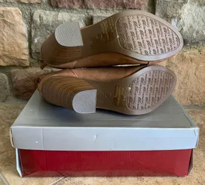 NEW IN BOX Classic Heel Booties Size 7.5 thumbnail 2