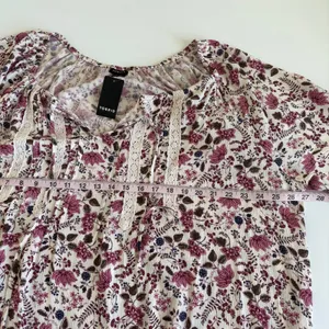 Torrid Crinkle Gauze Flutter Sleeve Top In Lovely Paisley Floral Dew Women’s 3X thumbnail 5