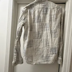 Banana Republic Women’s Gray and White Quilted Plaid Shirt Size Small thumbnail 7