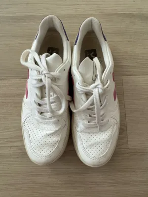 VEJA Sneakers thumbnail 2