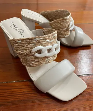Naked Feet Propriety Raffia Chain Block Heel Sandals Womens 7.5 Ivory thumbnail 1