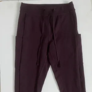 Alo Yoga Women XS‎ Plum Burgundy Cargo Pocket Drawstring Leggings Sweatpants thumbnail 2