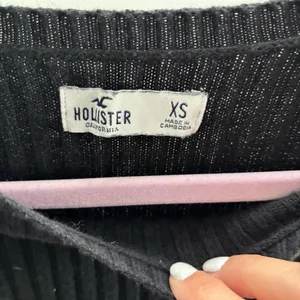 Hollister Black Ribbed Crewneck Long-Sleeve Fitted Sweater thumbnail 3