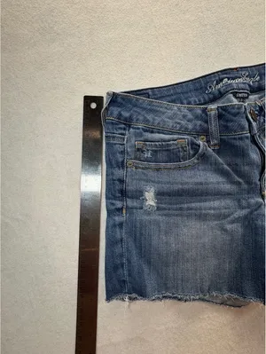 American Eagle Women’s Size 8 Distressed Denim Cutoff Shorts Stretch Low Rise thumbnail 4