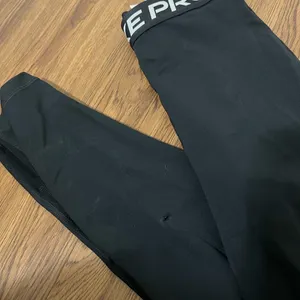 FLAWED Nike Black Pro 365 7/8 Length Leggings Size XS thumbnail 4