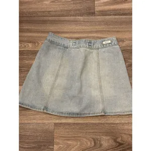 Brandy Melville Light Wash Denim Button-Front Mini Skirt Size 24 thumbnail 4