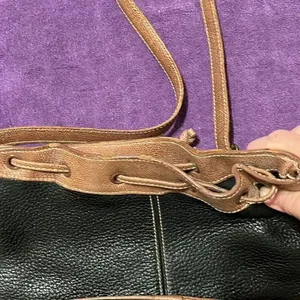 Liz Claiborne black and tan leather crossbody handbag in GUC thumbnail 12