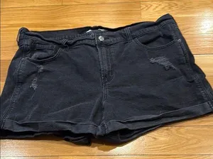Old Navy women’s boyfriend distressed mid rise short size 16. thumbnail 1