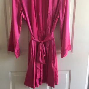 Womens Morgan Taylor Super Sexy Lightweight Silky Satiny Pink Robe Size Small thumbnail 8
