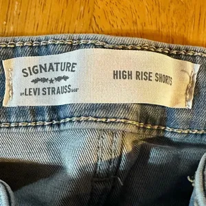 Women's Levi’s High Waist Light Wash Denim Shorts 31/12‎ Frayed Hem thumbnail 3