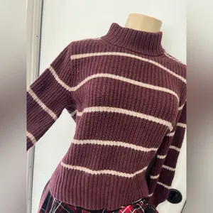 Abercrombie & Fitch Women's Burgundy and Cream Jumper size XS thumbnail 3