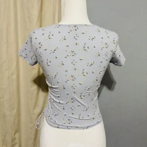 Hollister Light Blue Floral Baby Tee Small Wrap Side‎ Tie V-Neck Short Sleeve thumbnail 3