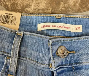 Levis 720 High Rise Super Skinny Jeans Light Wash Womens Size 6 M thumbnail 8