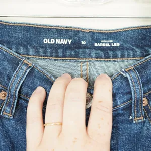 Old Navy Women's Size 10 High-Rise Barrel Leg Jeans Dark Wash Blue Denim thumbnail 4