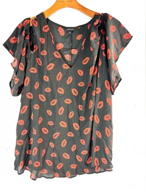 TORRID 2X Lips Kiss Black Blouse with Red Lip Pattern Cold Shoulder Top - Plus thumbnail 1