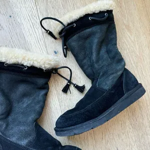 Ugg suburb Tassle size 6 shoes black sheepskin shearling lined winter boots thumbnail 3