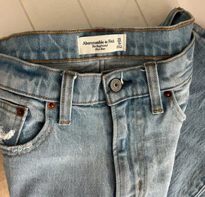 Abercrombie The Boyfriend Mid rise Jeans thumbnail 3