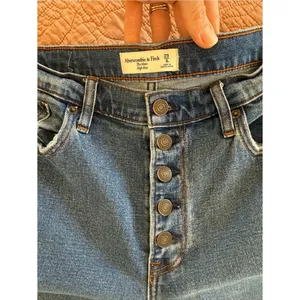 Abercrombie The Mom High Rise Jeans Button Fly Raw Hem‎ Size 8L thumbnail 3