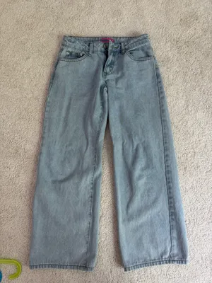 Edikted Raelynn Petite Low-Rise Jeans thumbnail 1
