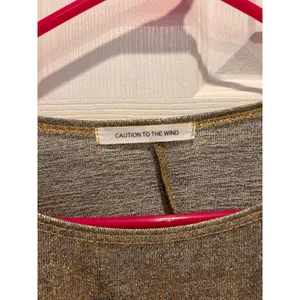 Caution to the Wind Womens Gold Metallic Foil Dolman Sleeve Boxy Crop Top Small‎ thumbnail 4