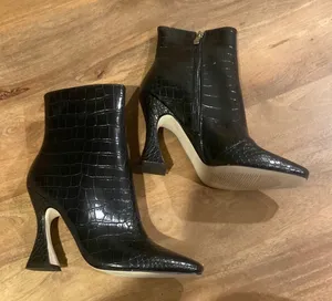 PrettyLittleThing Black Heeled Boots with Sculptural Heel thumbnail 1