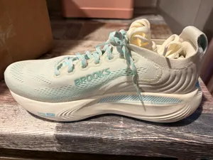 Women’s Brooks Running Shoes thumbnail 5