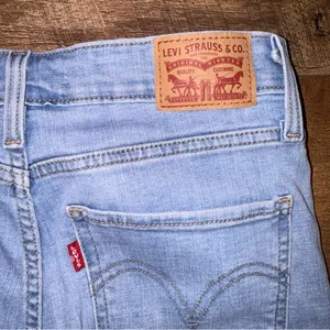 Levi’s High Rise Skinny Ankle Button Up Size 29 thumbnail 7