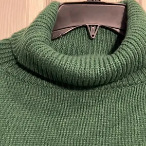 Royal + Reese Women’s Colorblock Green/Black Turtleneck Sweater - Size XL. NWOT thumbnail 4
