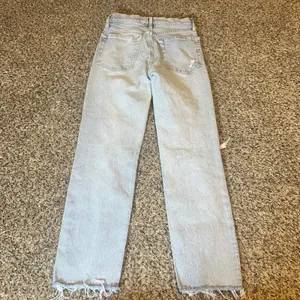GAP Denim Cheeky‎ Straight Jeans Light Wash Ripped Distressed Raw Hem Size 00 24 thumbnail 9