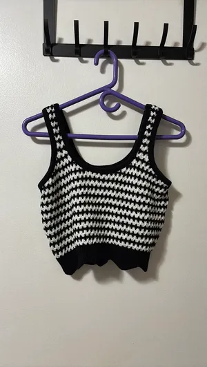 Black and White Stripped Crop Top Size M thumbnail 2