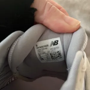 New Balance white sneakers size 8. thumbnail 3