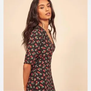 Reformation Alia Cherry Print Midi Dress Black V-Neck Ruffle Size 4 thumbnail 3