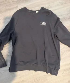 Levi’s crewneck thumbnail 1