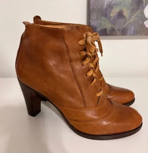 Frye womens 9.5 M Bella Hi Lace Up 77112 Brown Ankle Boots Bootie 4” Heel Italy thumbnail 1