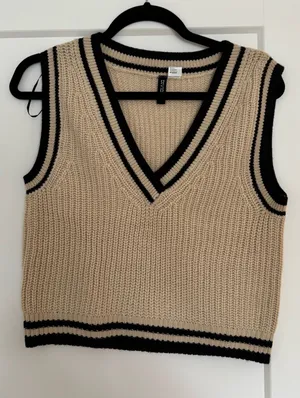 H&M Divided Cropped Sweater Vest thumbnail 1
