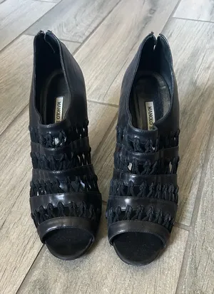 Manolo Blahnik Black Heels Sophisticated Style thumbnail 1