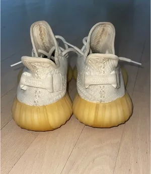 Yeezy Sneakers thumbnail 3
