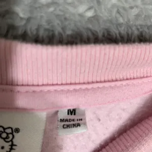 Hello Kitty Sweatshirt Womens‎ Medium Pink Chenille Patch Sanrio Pullover Fleece thumbnail 4