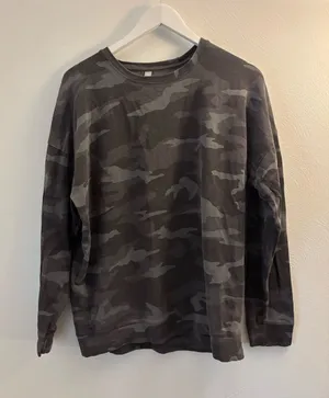 Athleta Charcoal Camo Crewneck Sweatshirt Size Large thumbnail 1
