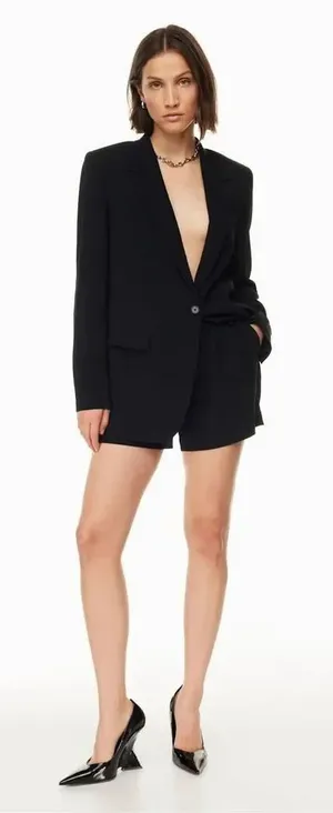 ✨Aritzia Babaton Pleated Mid-Thigh Black Sz 4 Shorts✨ thumbnail 1